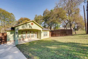 Image of 10 Mi to Dtwn Dallas: Chic Home w/ Yard!
