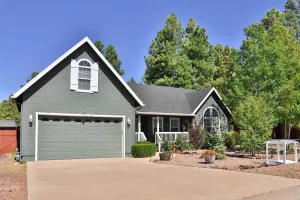 Image of Near Trails, Lakes and Golf Pinetop Home with Deck