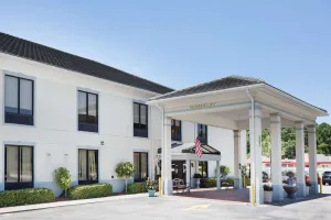 Image of Baymont by Wyndham Savannah/Garden City