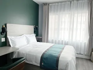 Image of Starlight Hotel Near LGA Airport