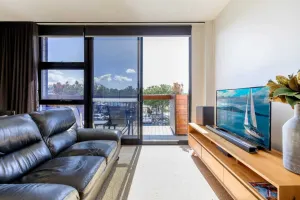 Image of Gorgeous 2-bed Bridgeview Apartments Near River