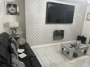Image of Beautiful 1-bed House in Bradford