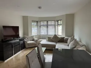 Image of Thames Ditton Apt - Sleeps 6 - Garden & Bbq