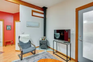 Image of 2 Mi to UO: Cozy Retreat in Eugene!