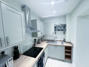 Image of 1 Bed Apartment located in Huntingdon Town Centre - Designed for Contractors & Professionals - Free WiFi - Smart TV - Fully Equipped Kitchen - Ideal for Long Work Stays