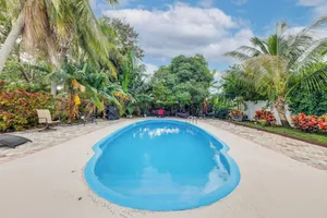 Image of 1 Mi to Beach: Sunny Lantana Cottage w/ Pool!