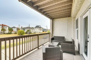 Image of 7 Mi to Kemah Boardwalk: Waterfront Houston Condo