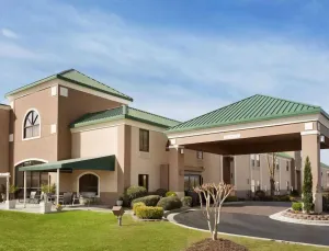 Image of Spring Lake Inn & Suites - Fayetteville