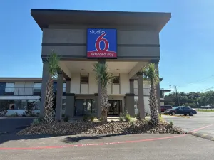 Image of Studio 6 Alvin, TX