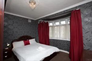Image of Spacious Bungalow in Romford with parking