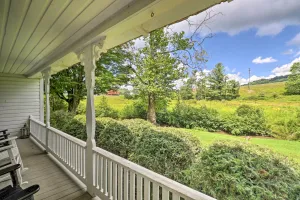 Image of Lil Red Hen Cottage in the Boone Area with Hot Tub