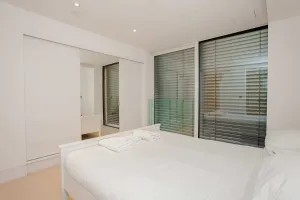 Image of Beautiful Newly Renovated 2 Bed Apartment in Bank