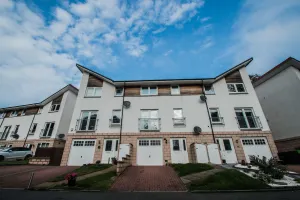 Image of Orange Town House - Shaw Road, Only 6 Minutes to City Centre