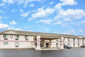 Image of Super 8 by Wyndham Yorkville