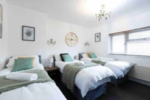 Image of 3 Bedroom Large House, Near Leeds City, Parking