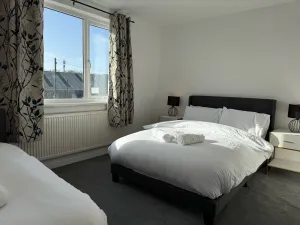 Image of Stunning 4-Bed House in Bridgend