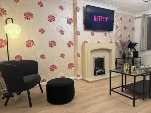 Image of Contractors - Sleeps 8 - Double Driveway - City Centre - 3 Double Rooms - Garden - Coventry
