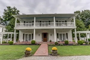 Image of Bonne Terre Inn Cedar Room