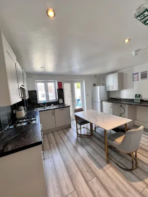 Image of Gillingham - 3 Beds - Sleeps 6 - Garden - Wifi
