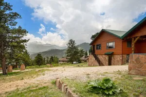 Image of Frontier Mountain Retreat - Monthly Long-Term Vacation Rental 30 Days Minimum -- Estes Park apts