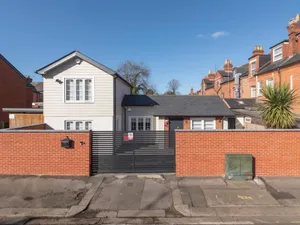 Image of 2-bed House in Reading-near Town-sleeps 4