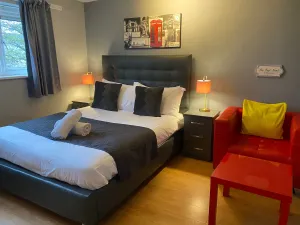 Image of Living Large 5BR Home - Parking - Ideal for Groups