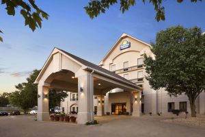 Image of Days Inn & Suites by Wyndham Cedar Rapids