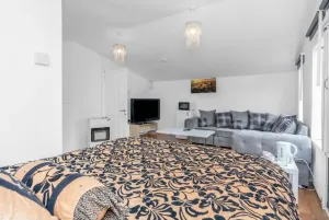 Image of Charming Edinburgh Guest Room with Private Entrance