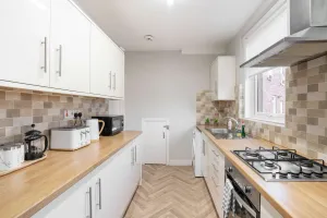 Image of Comfy 3bed House-parking-garden