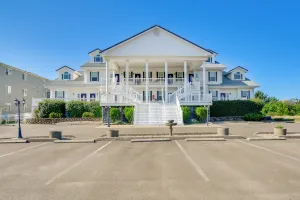 Image of Ocean Shores Condo w/ Private Tub < 1 Mi to Beach!