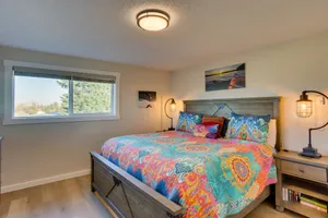 Image of Charming Tacoma Apartment w/ Deck & Skyline Views!