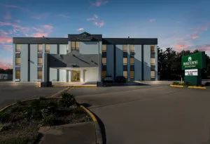 Image of HomeTowne Studios by Red Roof Newport News - Hampton West