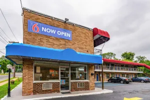 Image of Motel 6-Elmsford, NY - White Plains