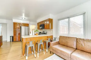 Image of 13 Mi to Downtown Detroit: Bright Home