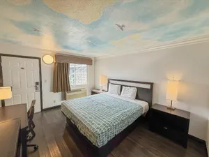 Image of Super 7 Motel - Anaheim Packing District & Disneyland