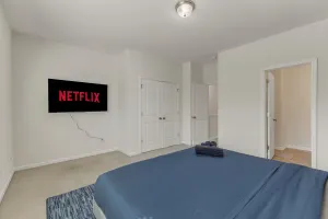 Image of Upscale King 3BR Townhouse Mins to Downtown!