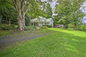 Image of Lil Red Hen Cottage in the Boone Area with Hot Tub