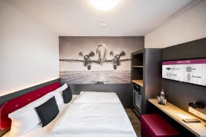 Image of SMARTY Airport Cologne Hotel - KONTAKTLOSER SELF CHECK-IN