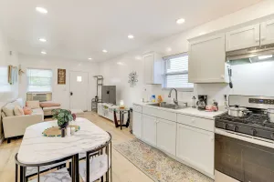 Image of 2 Mi to State Park: Updated Niagara Falls Home