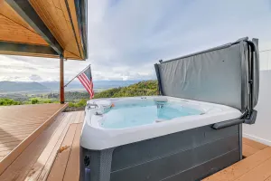 Image of Dreamy Hilltop View: Roseburg Wine Country Retreat