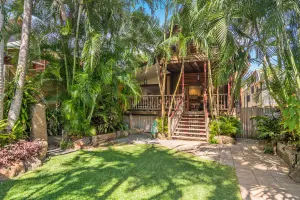 Image of Longhouse - spacious 4 BR Belongil Beach retreat