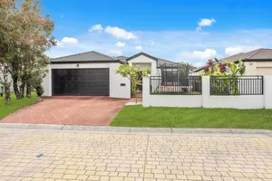Image of Waterfront Canal Escape in Burleigh
