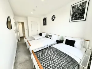 Image of Convenient Contractor & Family Stay - 7 Guests, Pets Welcome, Parking Included!