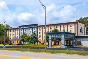 Image of Days Inn and Suites by Wyndham Hammond, IN