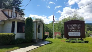 Image of Riverbank Motel and Cabins Managed by Vacasa