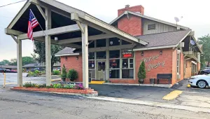 Image of Charles Wesley Motor Lodge Downtown Broken Bow- Hochatown