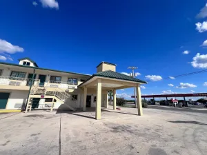 Image of OYO Garden Inn and Suites Pearsall I-35 East