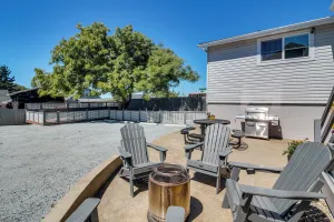 Image of North Bend Home with Cornhole Court and Putting Green