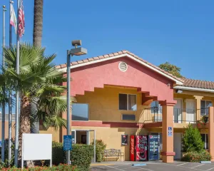 Image of Econo Lodge Inn & Suites Lodi - Wine Country Area