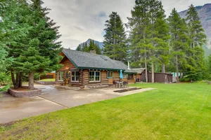 Image of Creekside Silver Gate Getaway w/ Fireplace!